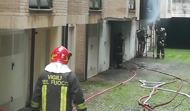 Rapisce l’ex, brucia l’auto e tenta il suicidio per gelosia