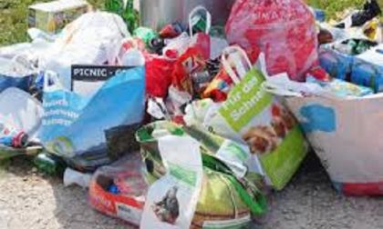 Montagna di rifiuti a Calcinate, esposto del Codacons in Procura