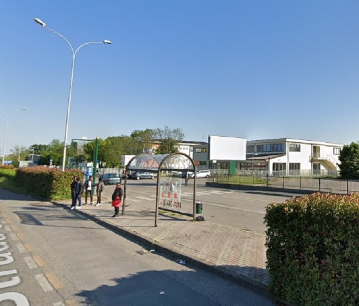 Pugni alla fermata del bus, 17enne operato d’urgenza