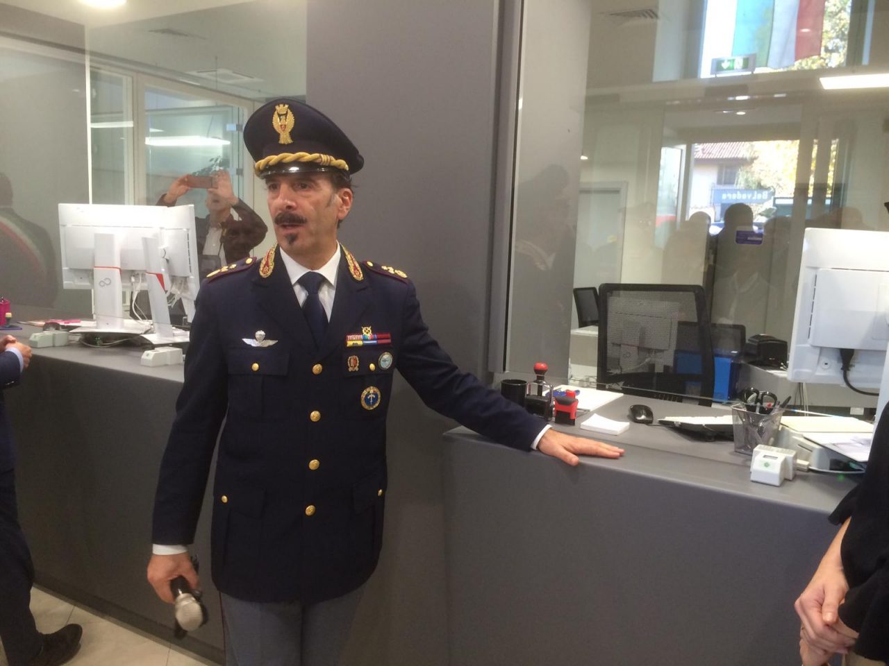 Treviglio, denunciati dalla Polizia i “bagarini” dei passaporti