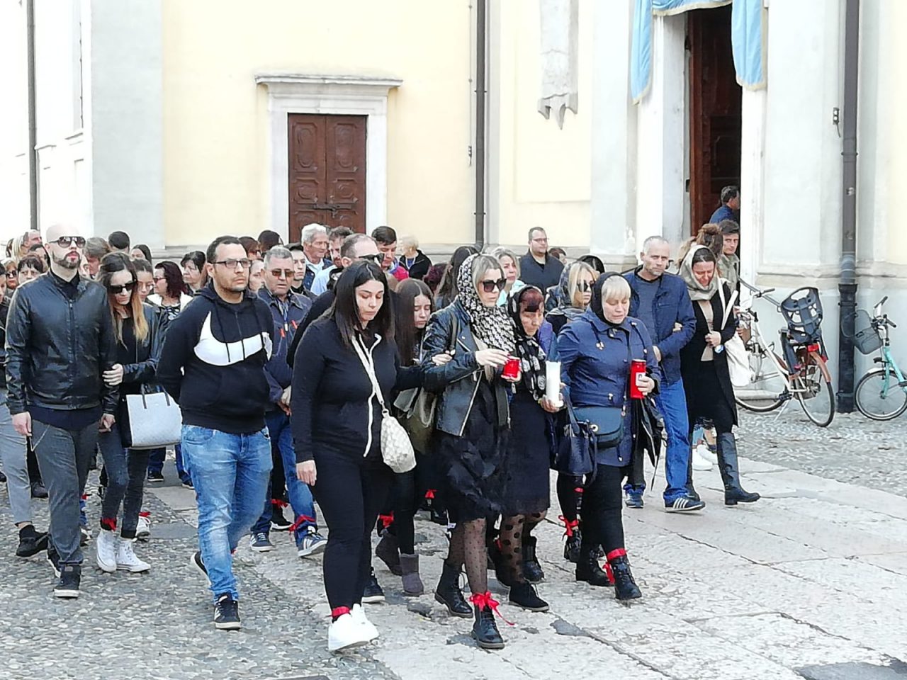 Rabbia e lacrime per Zina: nastri rossi nel giorno dell’addio FOTO