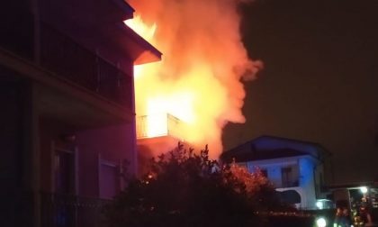 Incendio, palazzina avvolta dalle fiamme FOTO