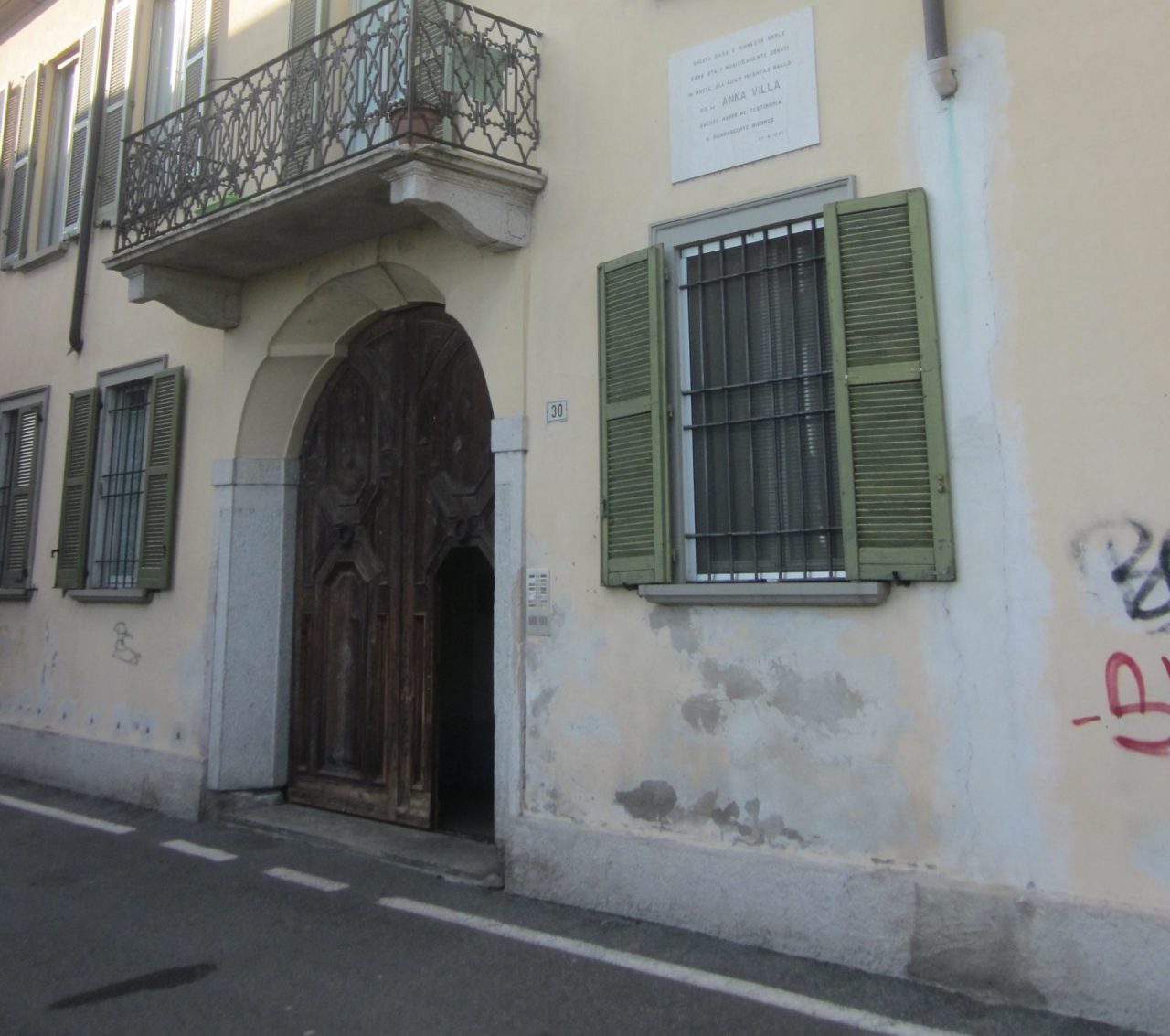 Rimosse tre tonnellate e mezzo di ciarpame dagli scantinati del civico 30 di via Verdi a Cassano