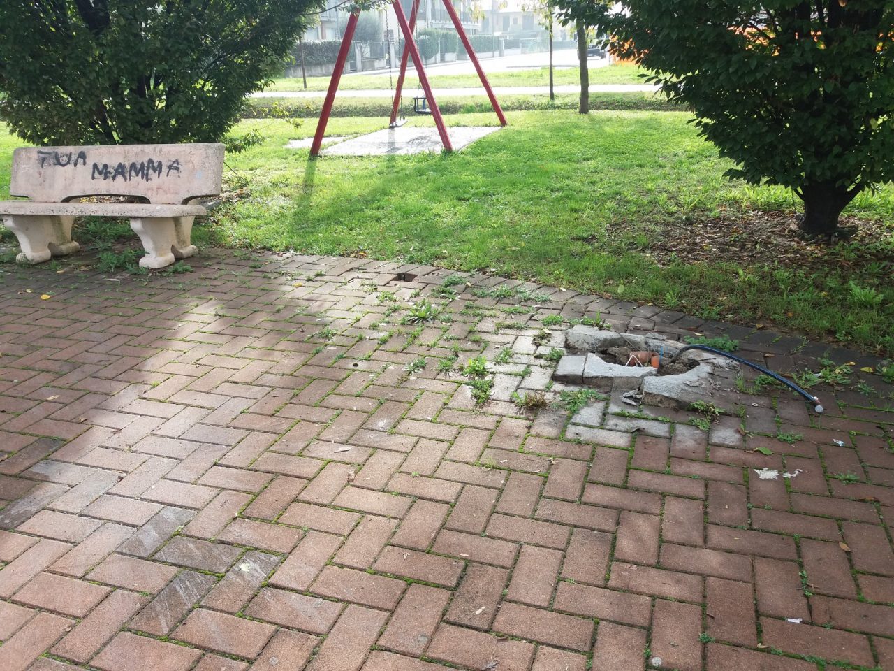 Vandali di Halloween incendiano una tenda e sradicano la fontanella