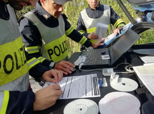 Viaggiavano sulla Statale 36 con la “scatola nera” truccata: 3 denunciati FOTO