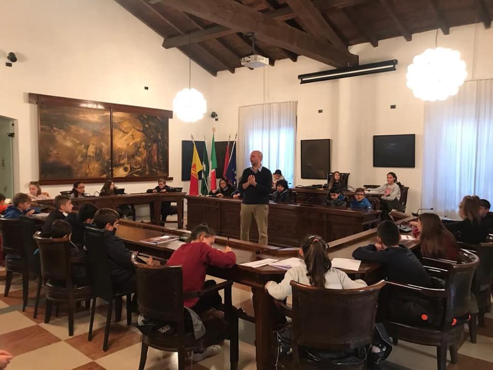 Giovani studenti sui banchi del Consiglio comunale