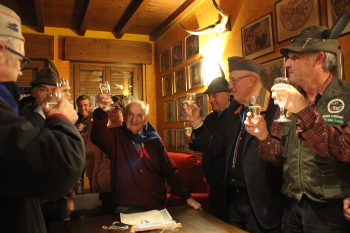 Al reduce Casimiro Brembati la tessera onoraria dei fanti d’Italia