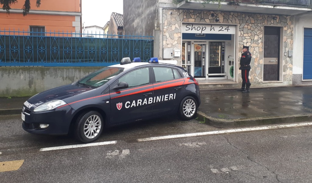 Aggredito a calci e pugni e derubato del cellulare: arrestato 29enne
