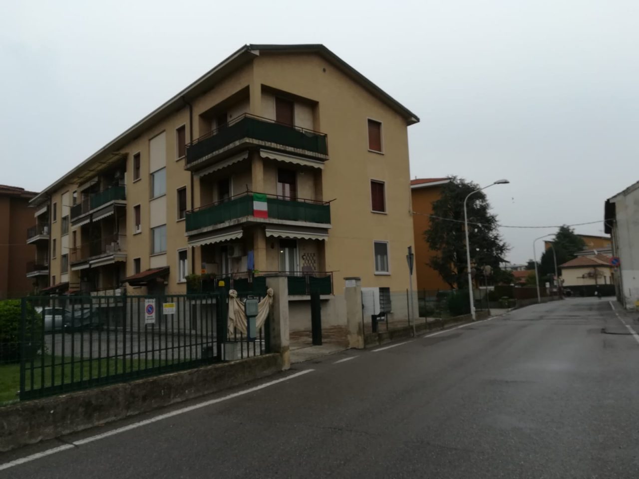 Trovata morta dopo un giorno col marito invalido sul pavimento