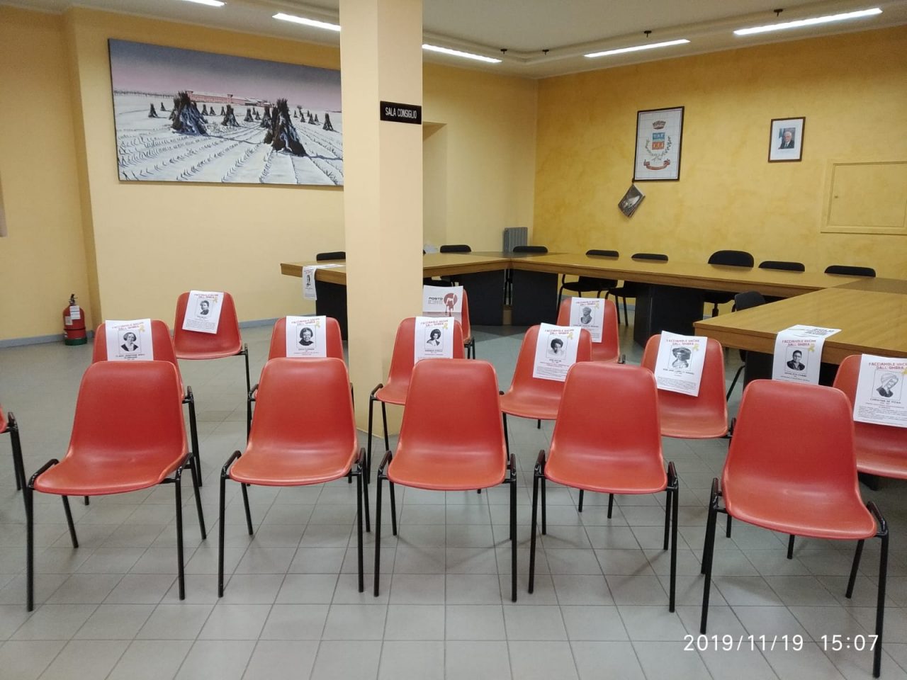 Panchine e scarpe rosse, la Bassa Orientale contro la violenza sulle donne