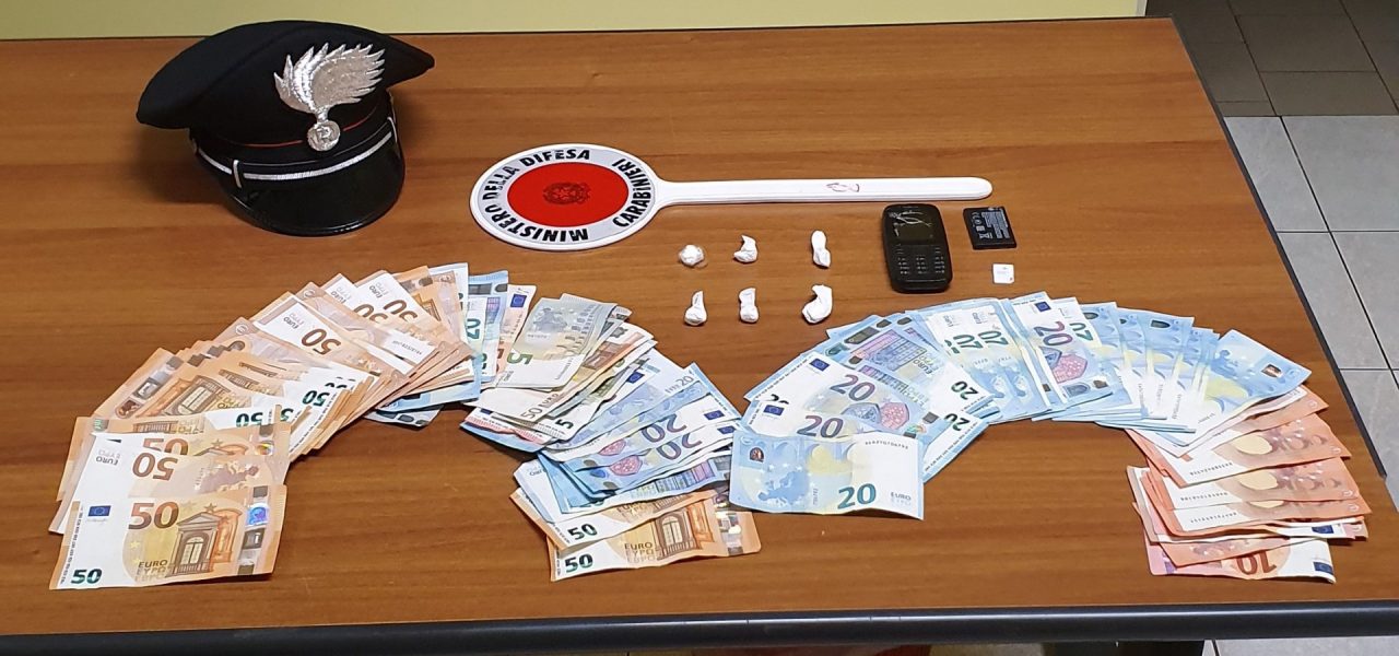 Spaccia cocaina e tenta di fuggire, arrestato dai carabinieri