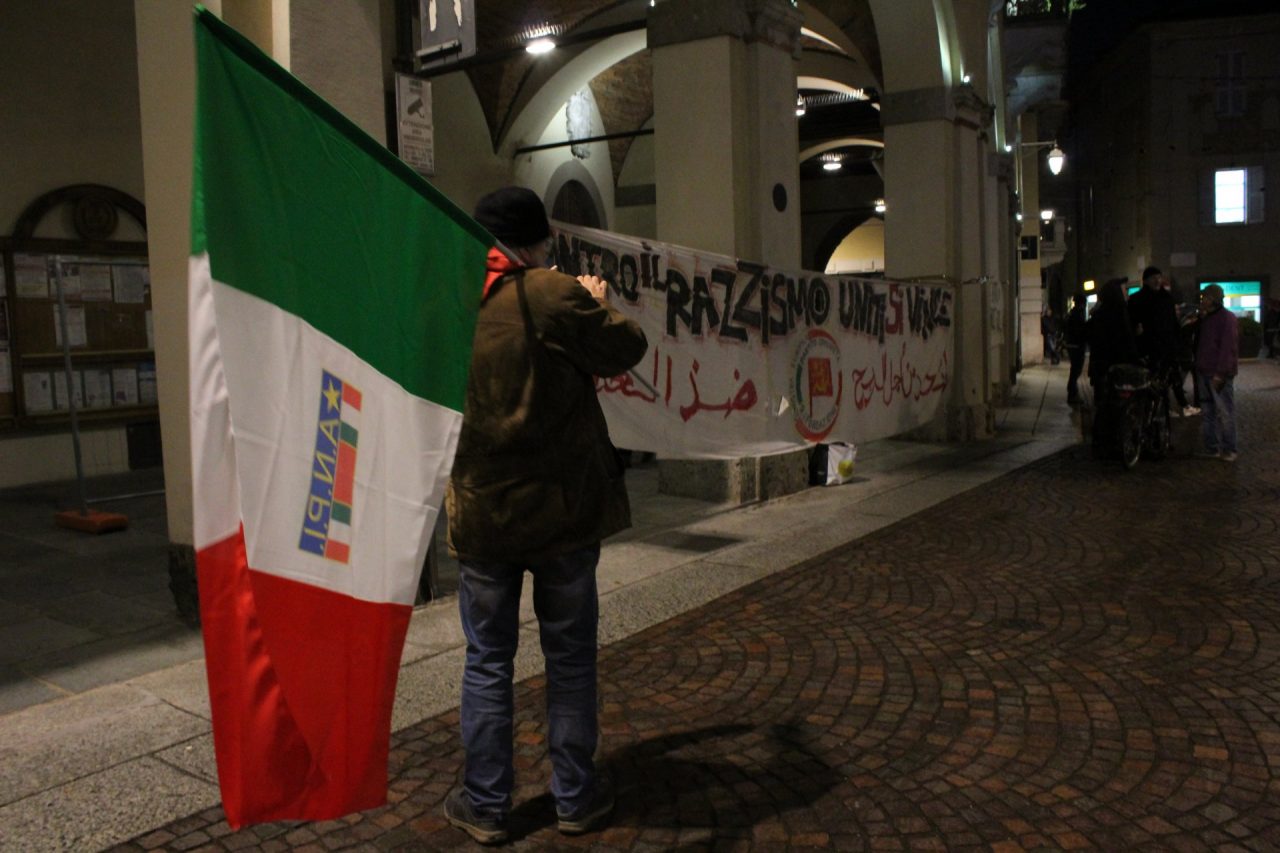 Il presidio antifascista in piazza