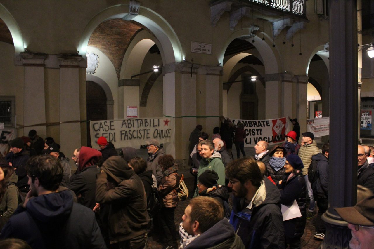 Il presidio antifascista in piazza