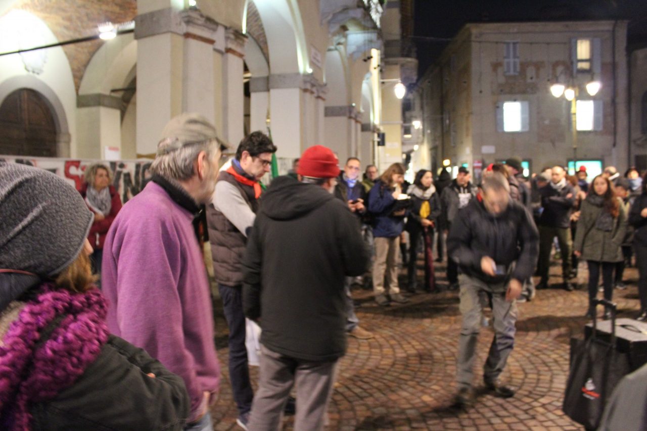 Il presidio antifascista in piazza