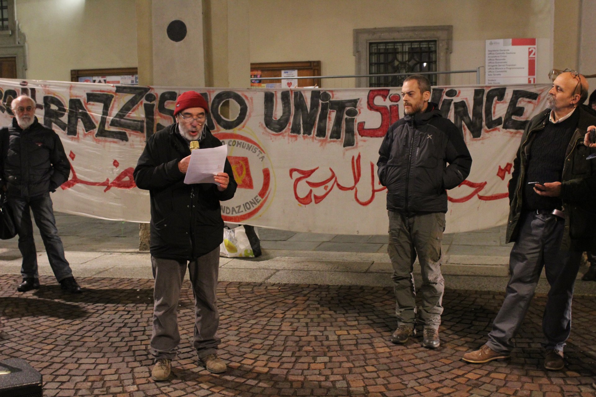 Il presidio antifascista in piazza