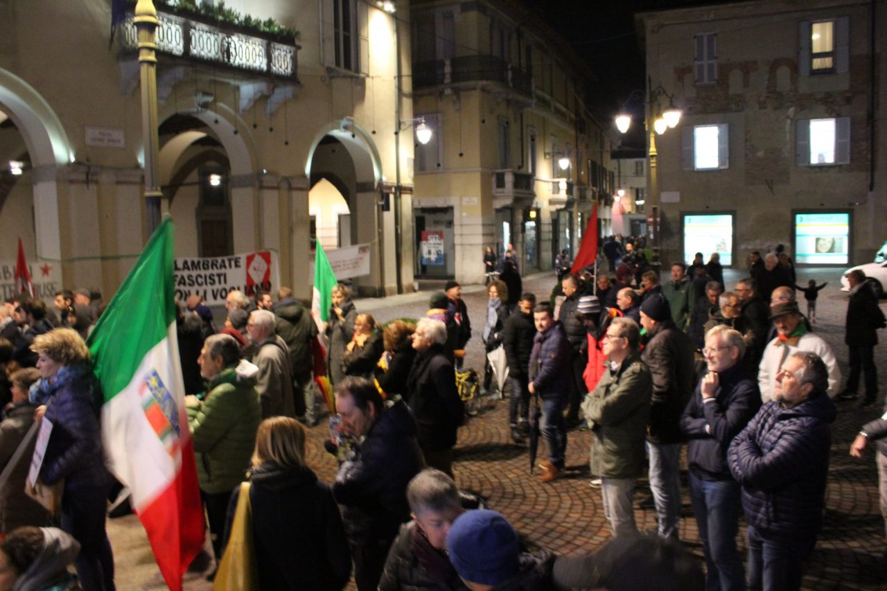 Il presidio antifascista in piazza