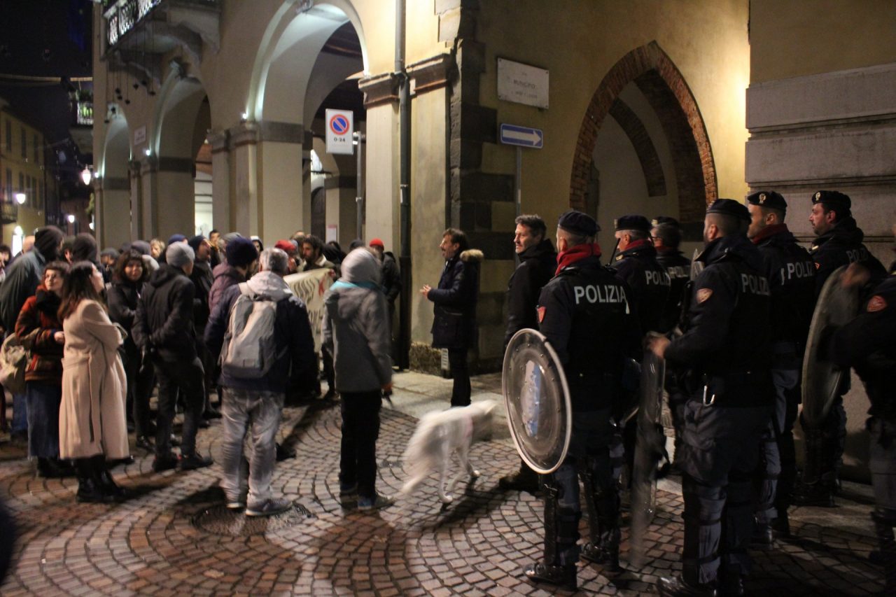 La polizia si schiera davanti al Comune