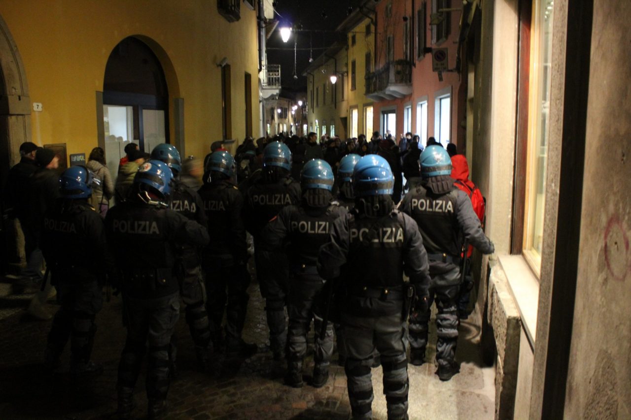 Treviglio, il presidio antifascista diventa un corteo non autorizzato: scontri con la polizia VIDEO FOTO
