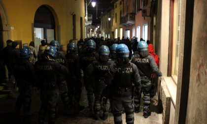 Treviglio, il presidio antifascista diventa un corteo non autorizzato: scontri con la polizia VIDEO FOTO