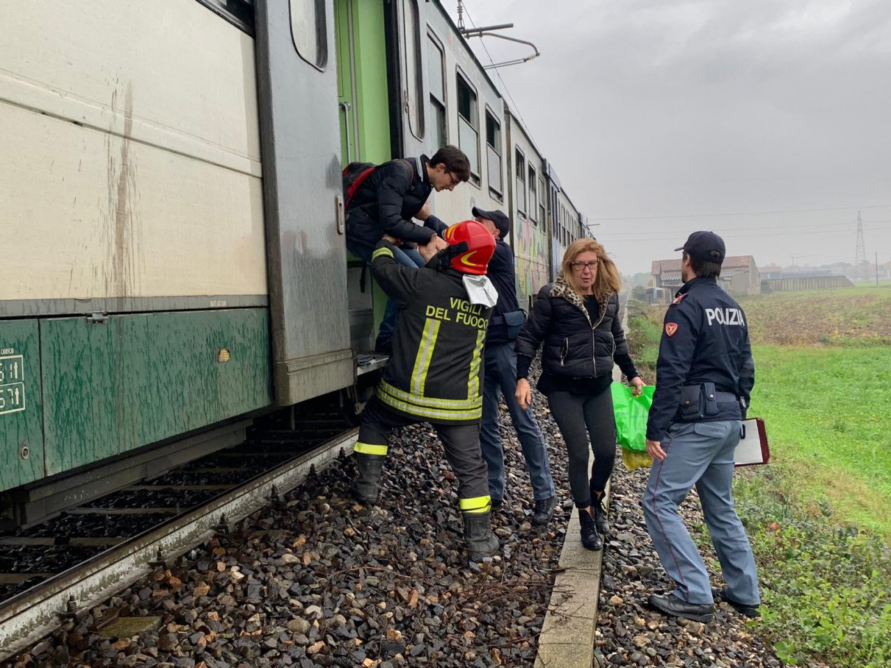 Paura sul treno a Treviglio, fumo nero dall’ultima carrozza