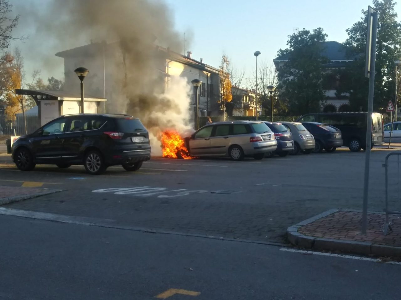 Auto in fiamme nel parcheggio ad Arcene VIDEO