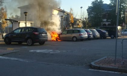 Auto in fiamme nel parcheggio ad Arcene VIDEO