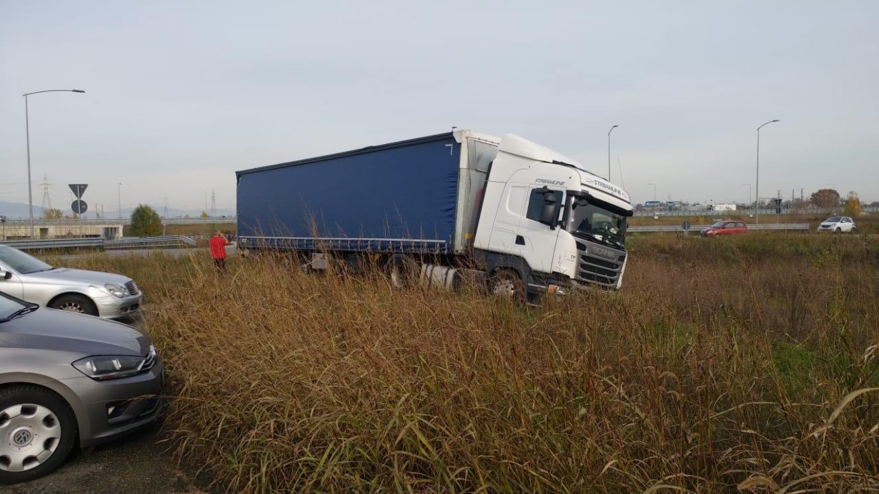 Tir finisce sulla rotonda davanti al casello di Brebemi