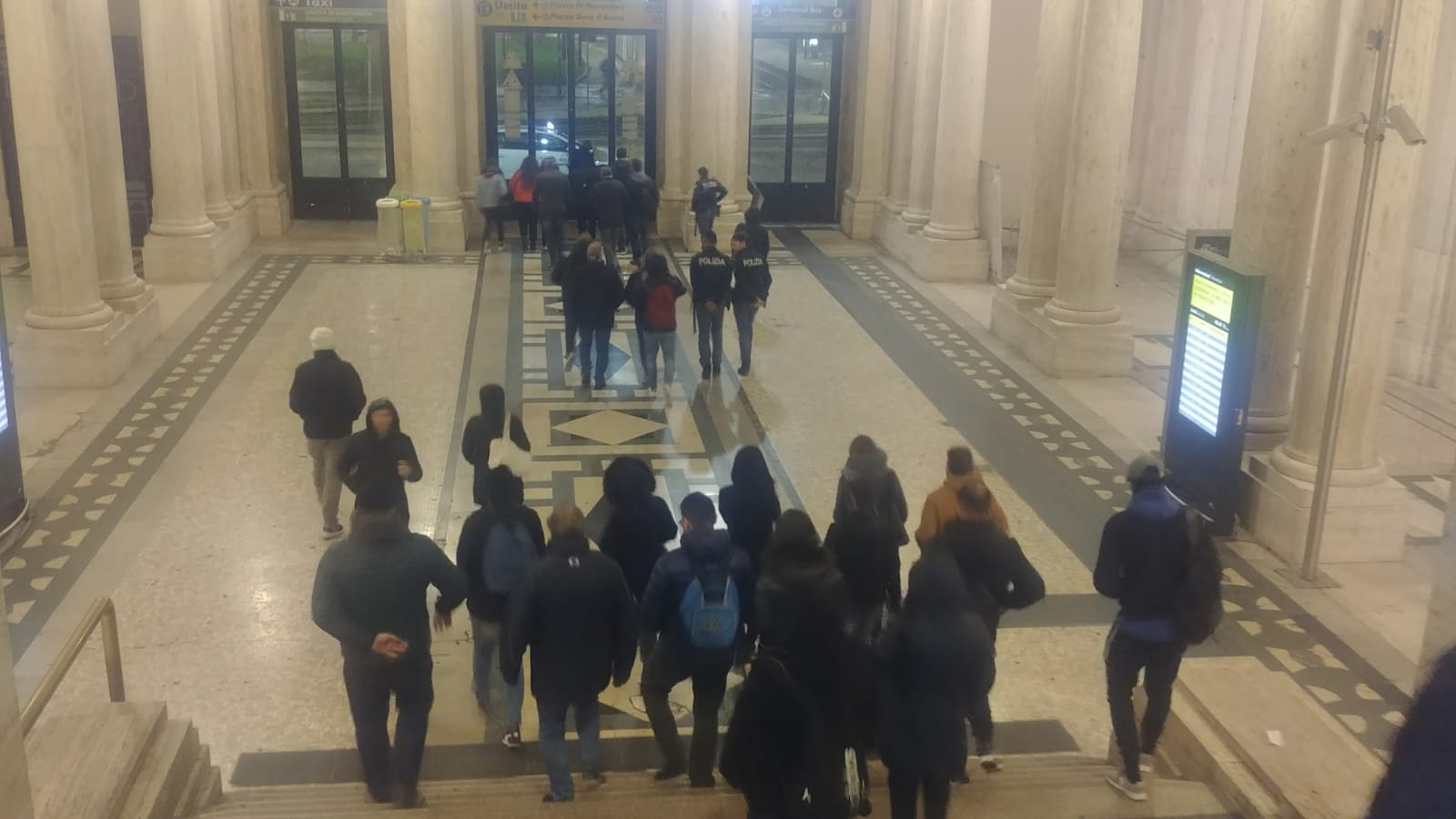 Tifosi bloccati a Milano Centrale