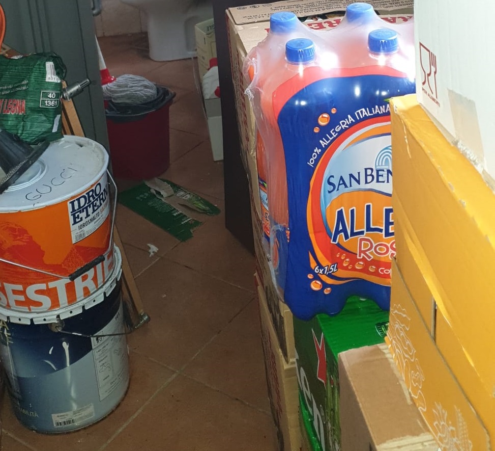 Blitz nel «bar da incubo», tra sporco e alimenti ammuffiti