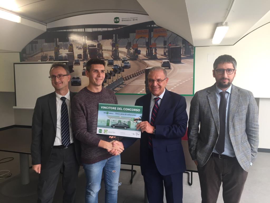 Brebemi regala a una coppia 3500 euro in carburante