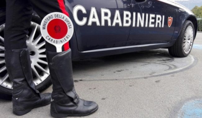 Tenta un furto al market e strattona un dipendente, 57enne arrestato
