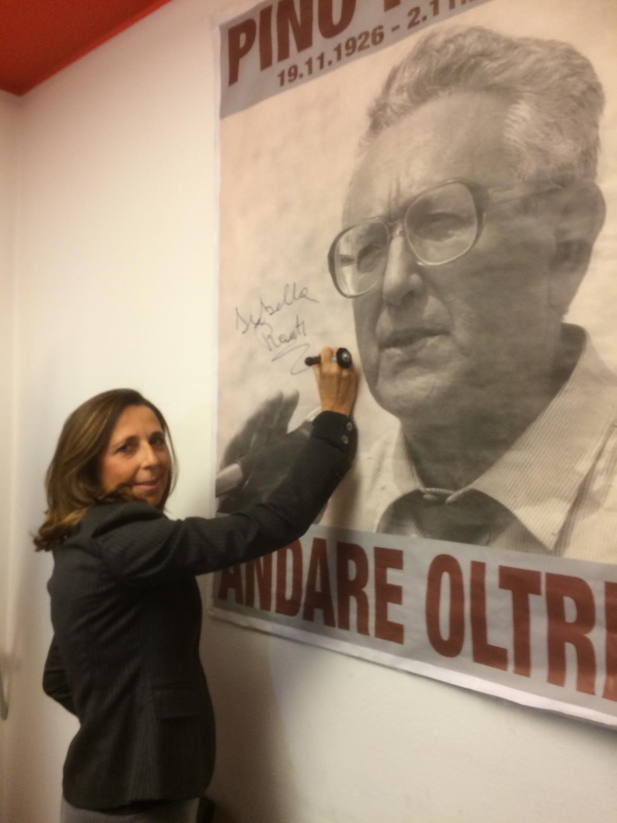 Isabella Rauti firma la gigantografia del padre Pino Rauti