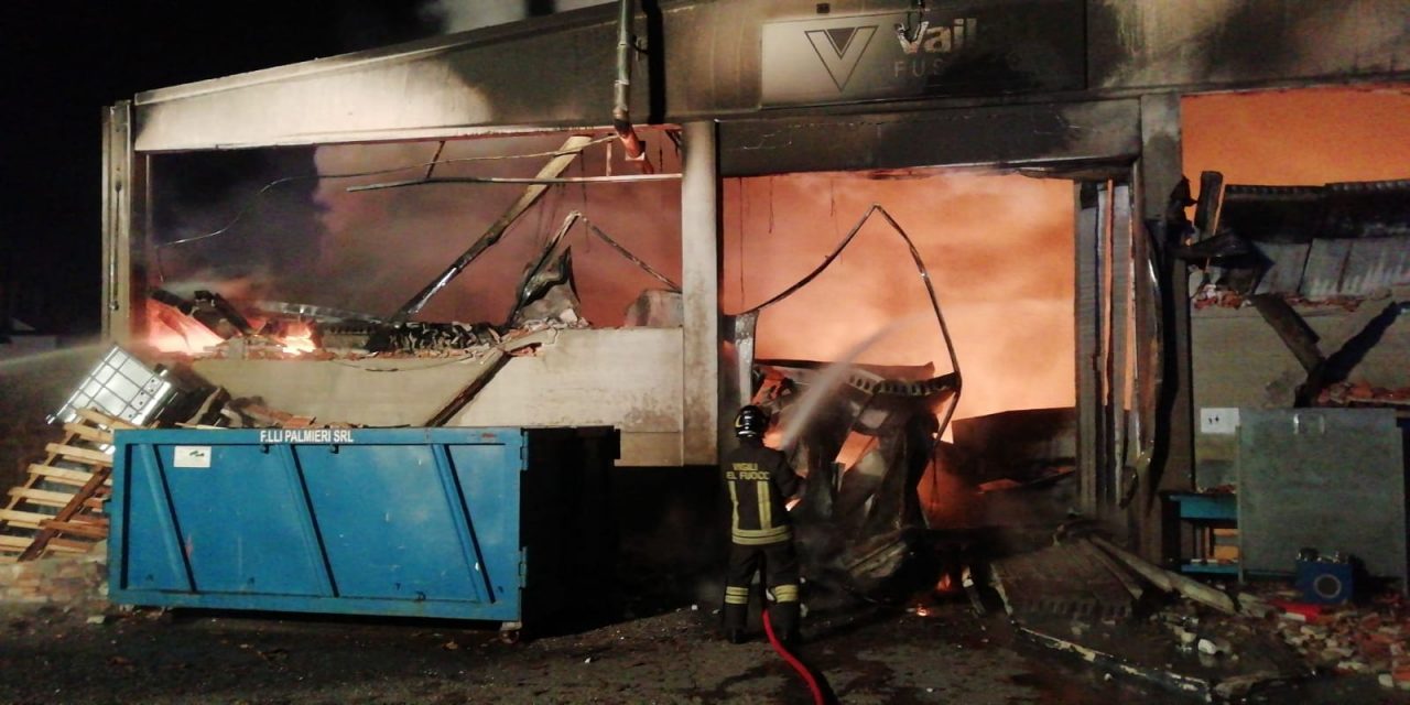 Incendio a Fornovo, a fuoco il fustellificio FOTO