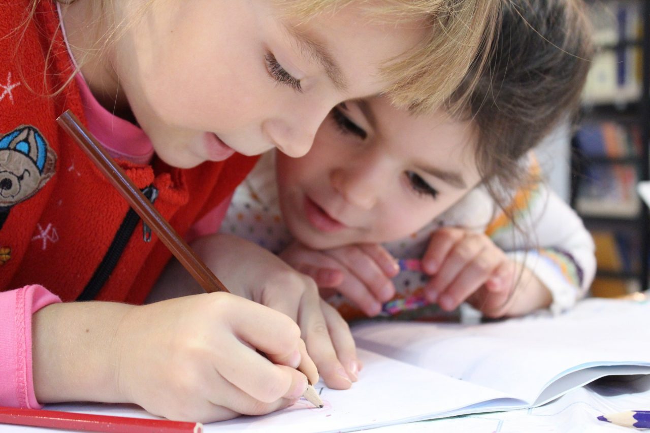 Genitori al lavoro e scuole chiuse a Natale: in aiuto arriva il Cri Neve