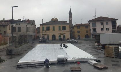 Treviglio on ice: la pista di pattinaggio prende forma in piazza Setti