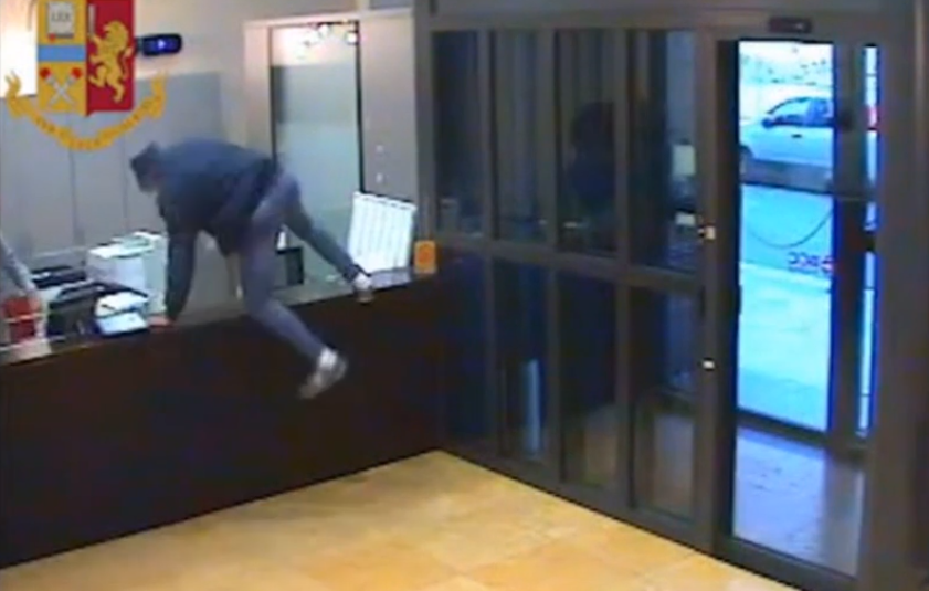 Rapina in banca a Bergamo, ecco il VIDEO