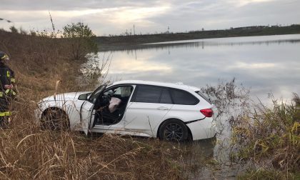 Finisce con l'auto nel laghetto FOTO