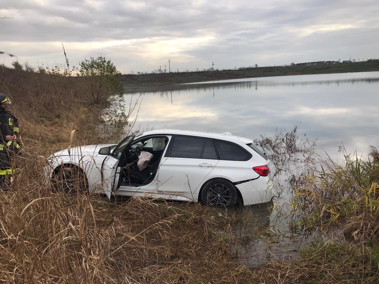 auto nel laghetto