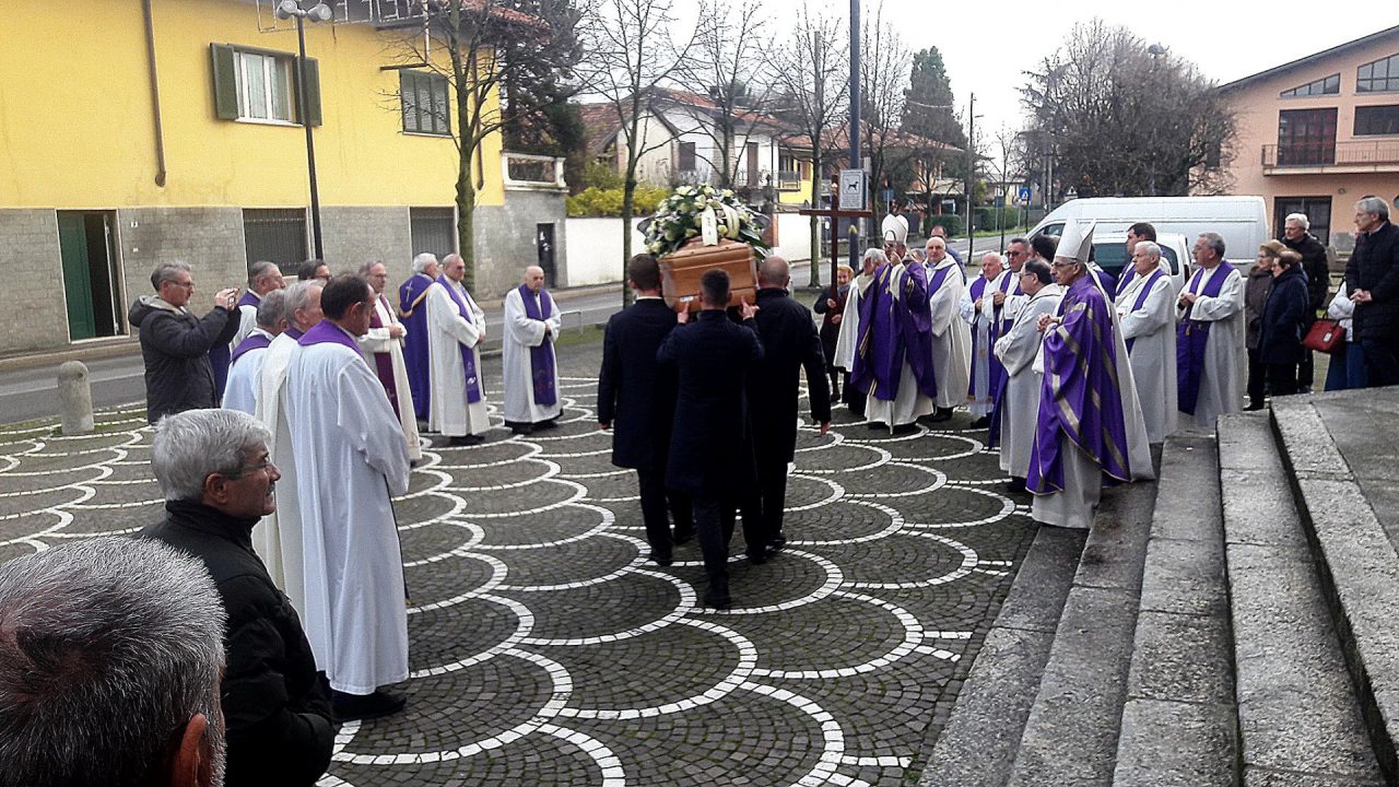 Il saluto a don Pierino Macchi del vescovo Antonio