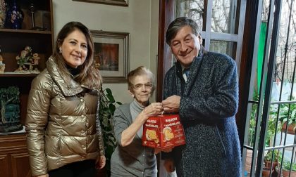 A Boltiere il sindaco-Babbo Natale consegna oltre cento panettoni agli anziani