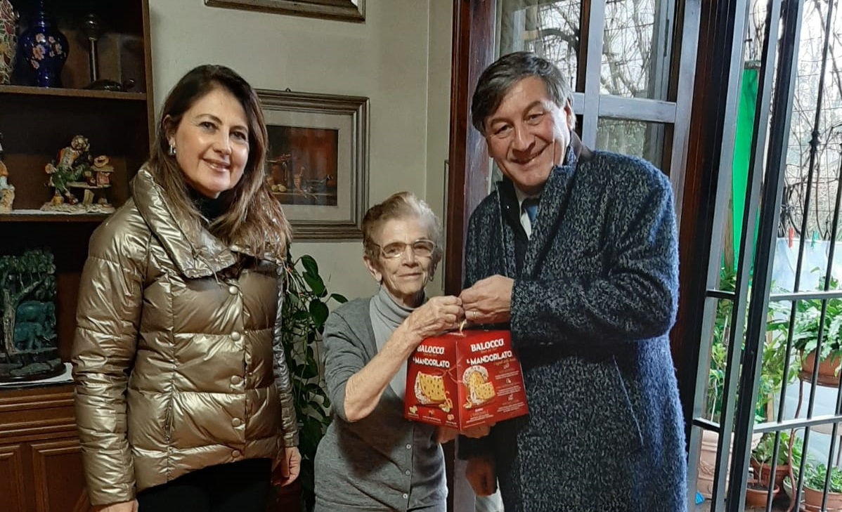 A Boltiere il sindaco-Babbo Natale consegna oltre cento panettoni agli anziani