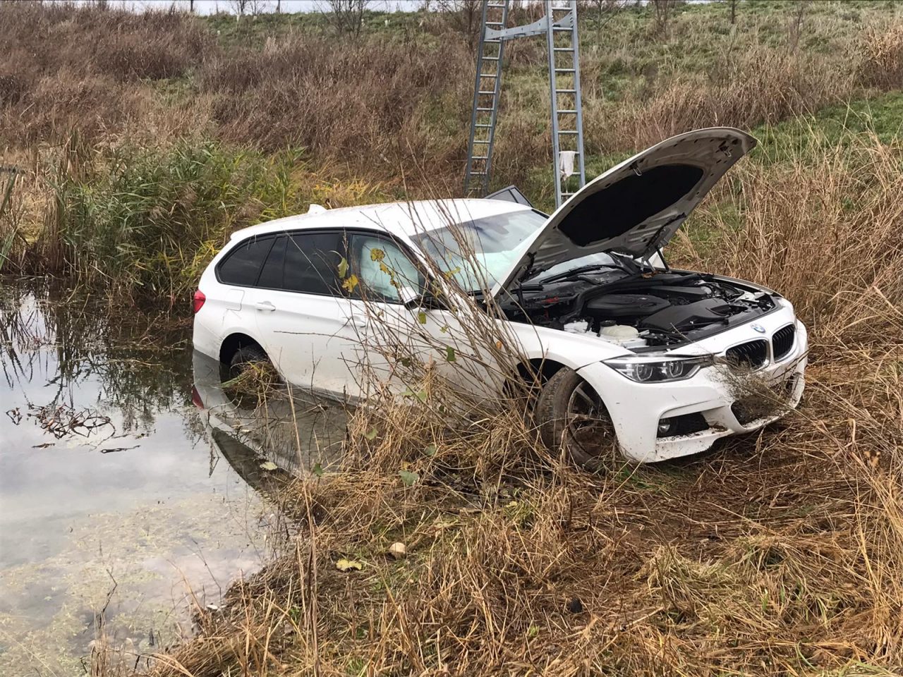 auto nel laghetto di Santa Barbara