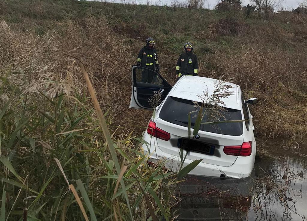 auto nel laghetto