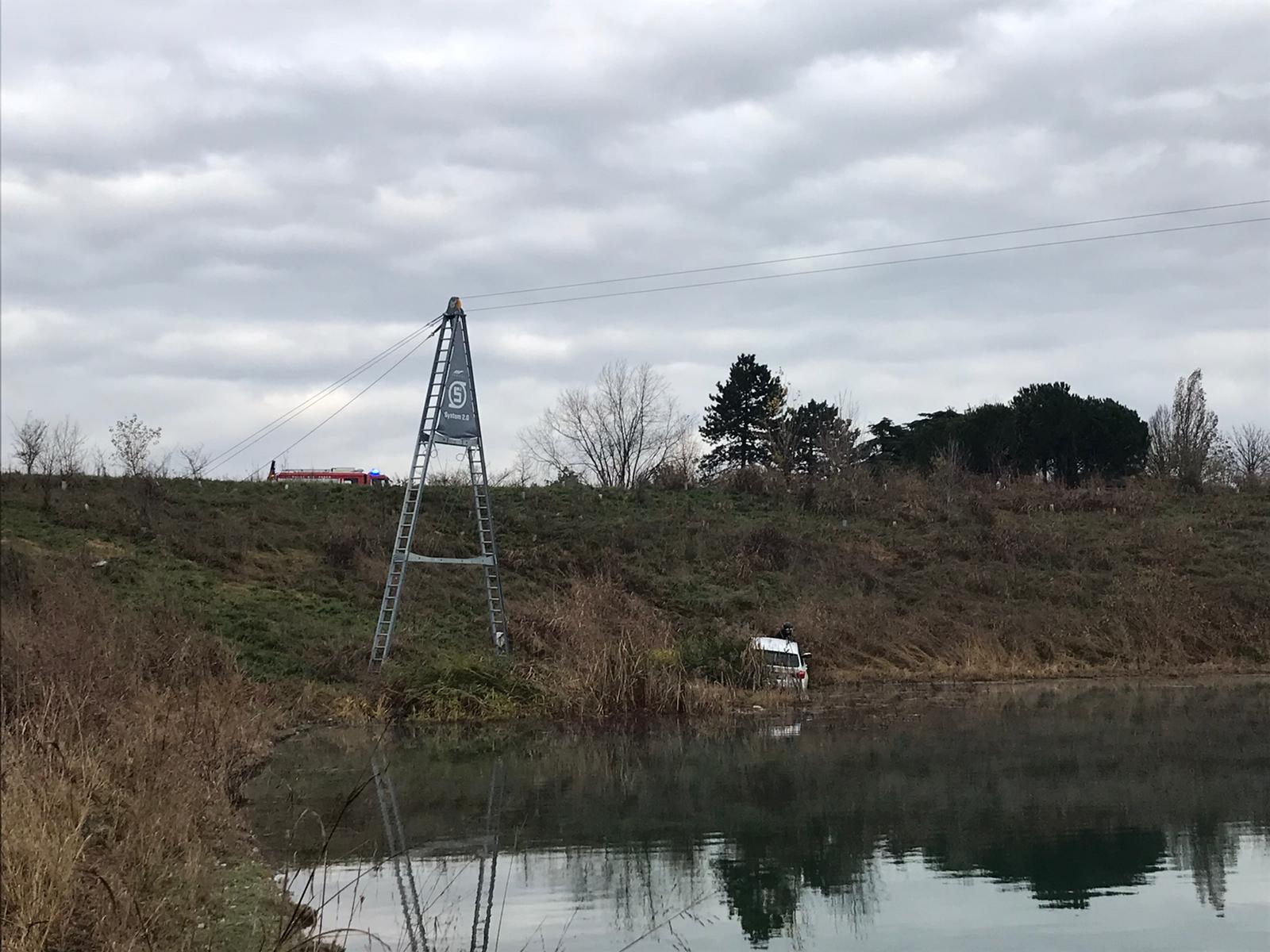 auto nel laghetto