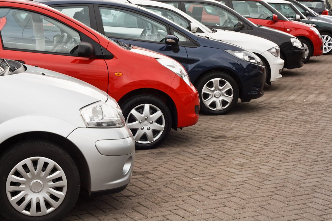 Si masturba in auto in pieno giorno: anziano “beccato” da un padre di famiglia