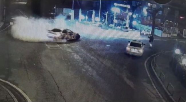 Burnout in mezzo al paese: multato il campione VIDEO