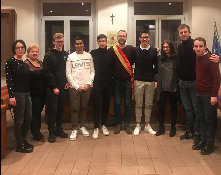 I neodiciottenni ricevono la Costituzione