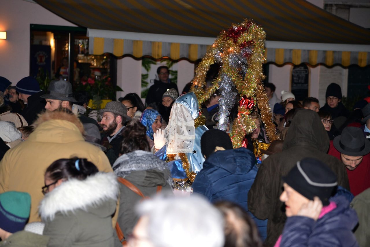 Santa Lucia arriva a Pandino sul suo carretto tra due ali di folla FOTO