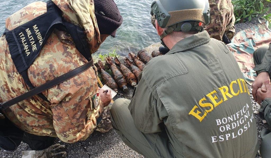 Il Genio Guastatori Cremona in azione sul lago d’Iseo: rimossi 300 ordigni bellici FOTO