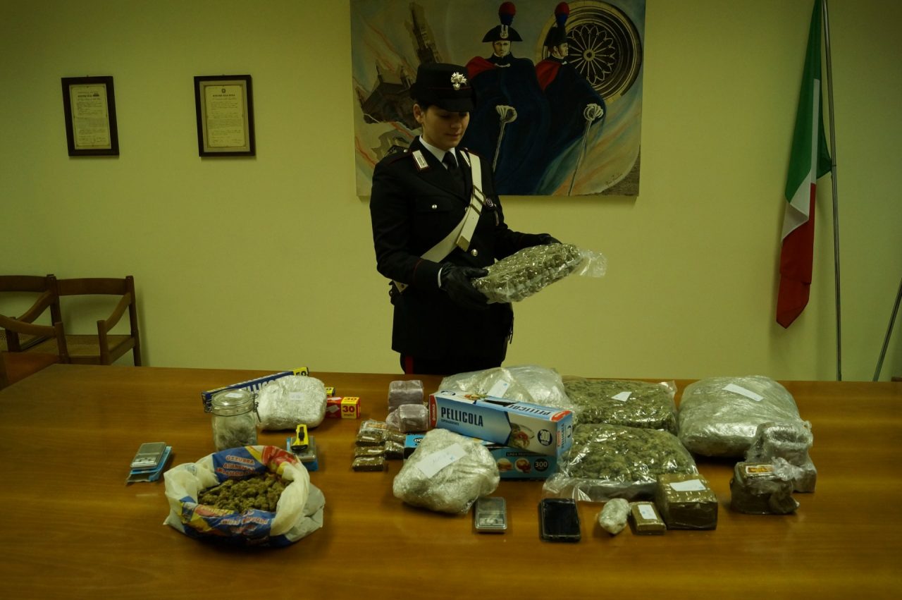 Beccata con sette chili di droga, pusher in manette